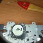 Vista ampliada de la correa de caucho rota en disco de rodamiento