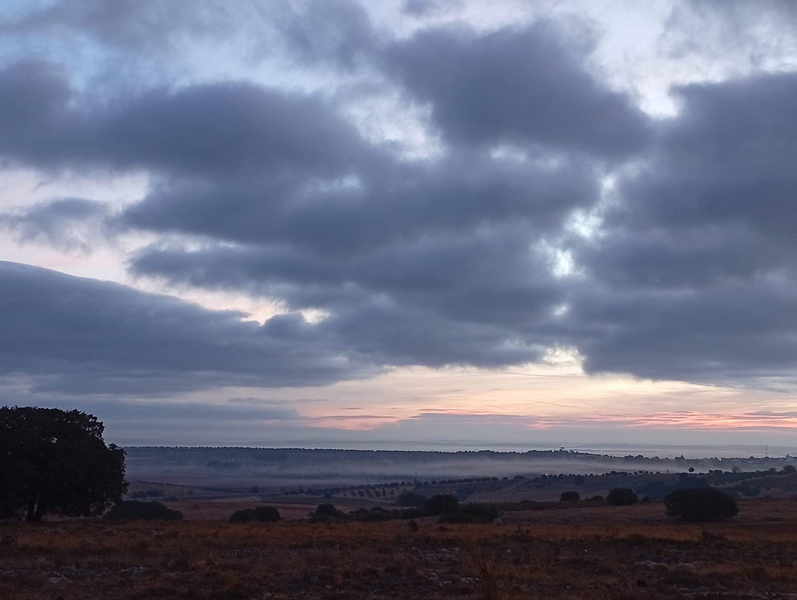 Amanecer del sábado con nieblas en las partes bajas.
