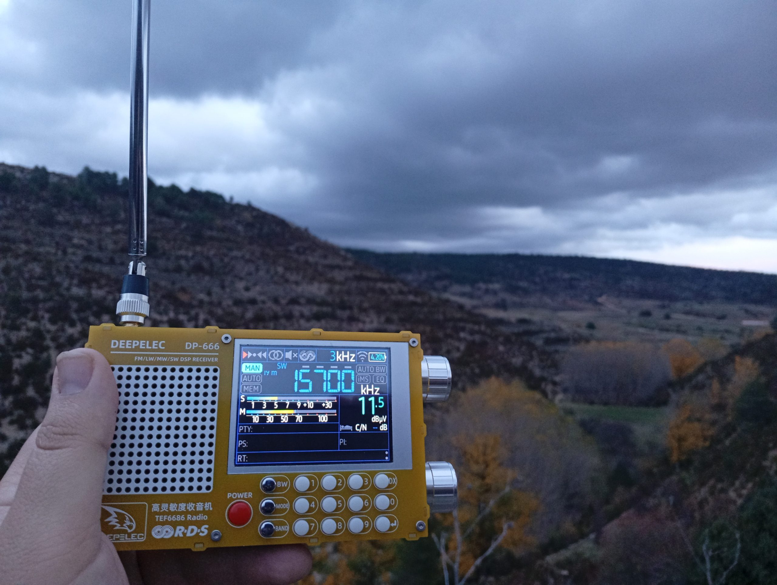 Escuchando en Zafrilla al atardecer