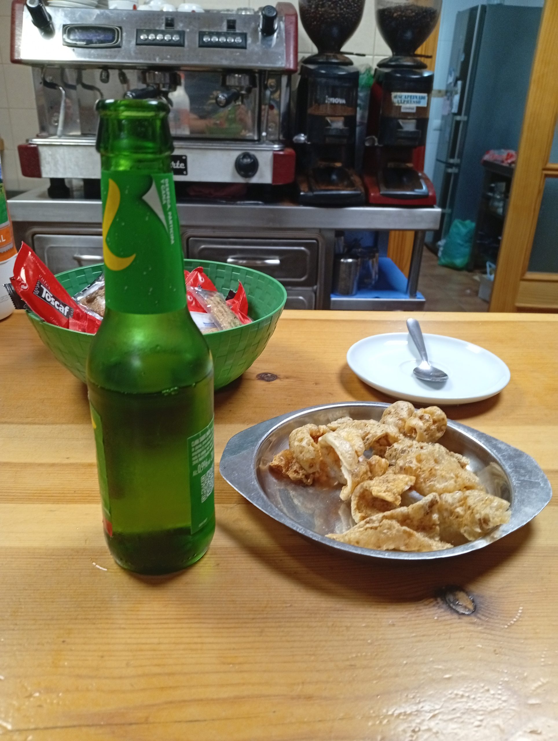 Tomando una clara en unos de los dos bares del pueblo